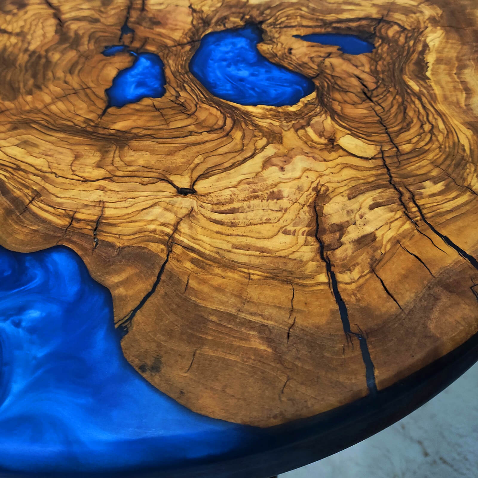 custom-olive-epoxy-resin-round-coffee-table-blue-resin-erk-59-74