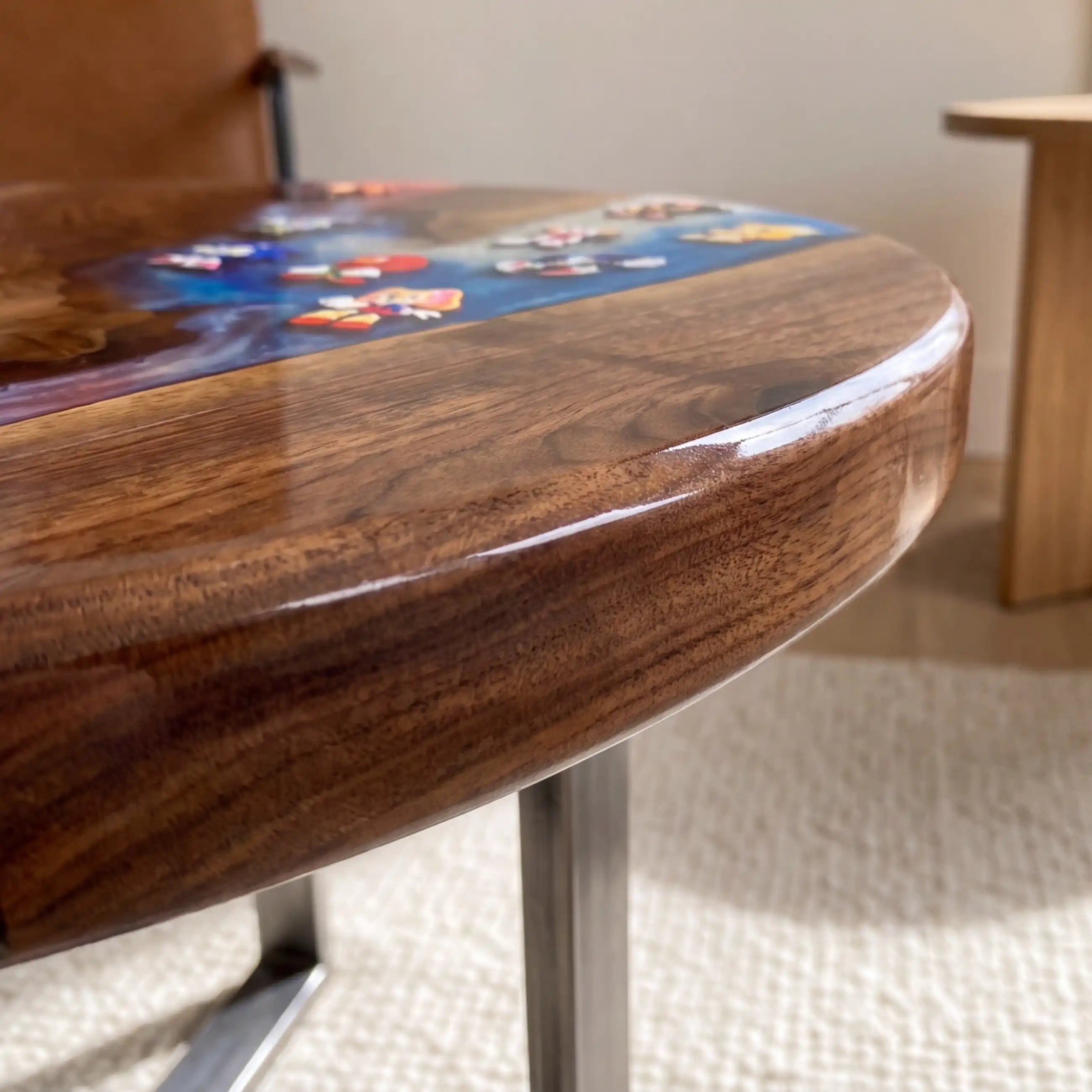 Black Walnut & Red-Blue Retro Gaming Resin Round Coffee Table BRT57