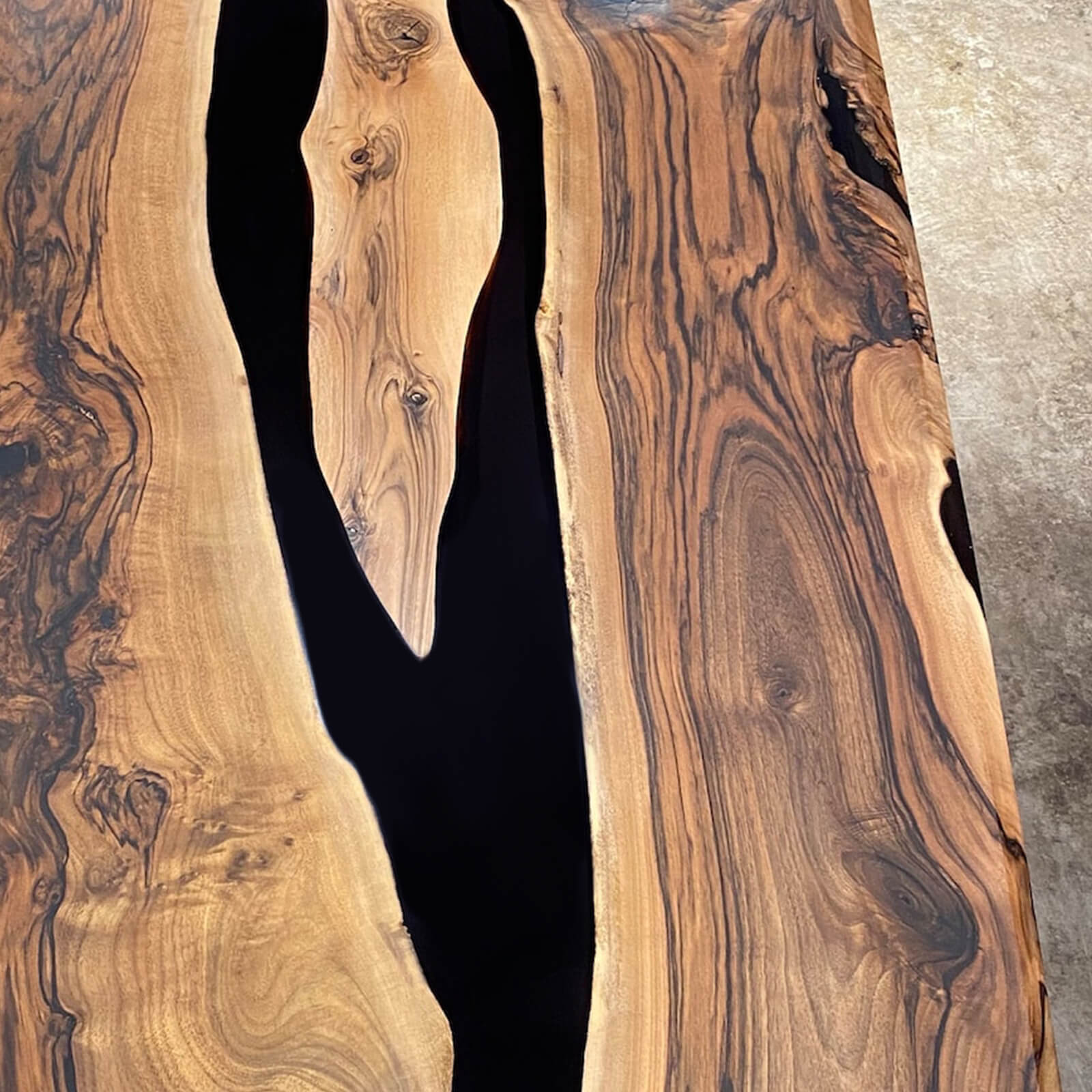 black-walnut-epoxy-resin-table-er47-53