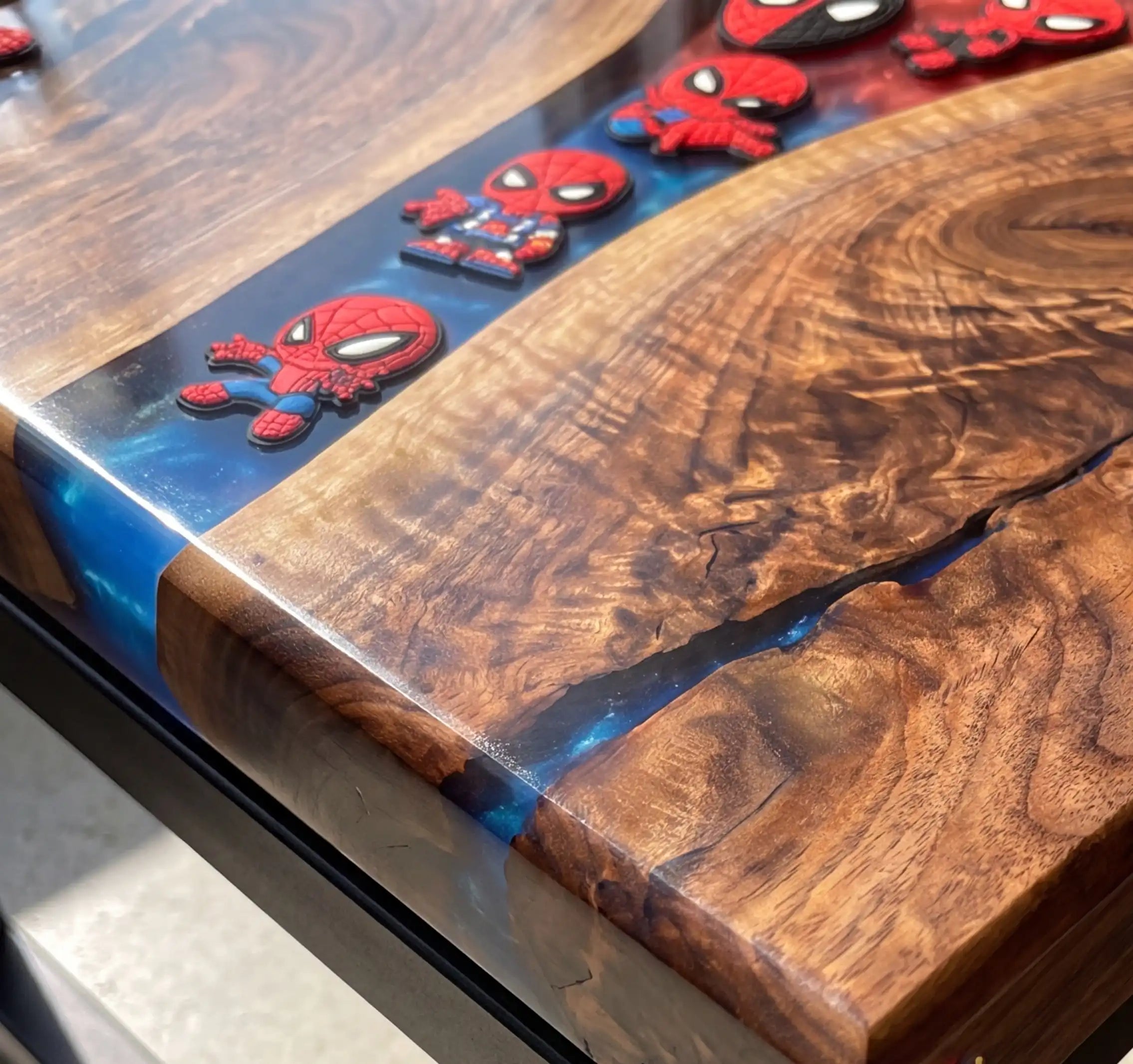 Walnut & Red-Blue Retro Figure Resin Round Coffee Table WBT55
